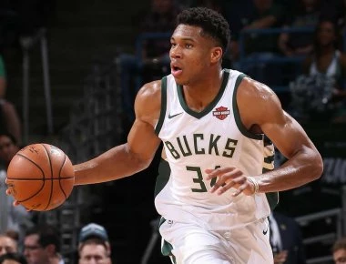 Εντυπωσιακός ο Αντετοκούνμπο στον αγώνα των Μπακς με τους Γουλβς (βίντεο)